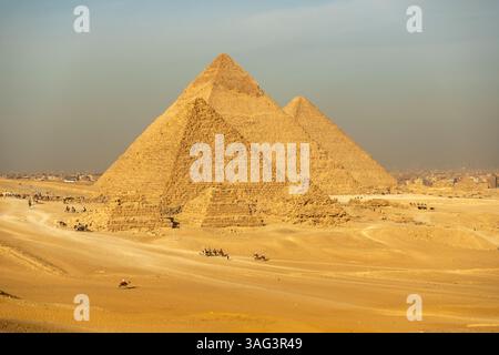 Kairo, Ägypten; 20. Januar 2024: Fangen Sie Ägyptens majestätisches Gizeh mit diesem Panoramablick auf die antiken pharaonischen Pyramiden ein. Perfekt für Designs, die suchen. Stockfoto