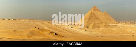 Kairo, Ägypten; 20. Januar 2024: Heben Sie die pharaonische Pracht mit dieser Panoramaaufnahme der Pyramiden von Gizeh hervor, die das Erbe des alten Ägyptens einfängt. Ideal Stockfoto