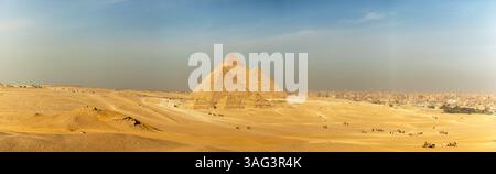 Kairo, Ägypten; 20. Januar 2024: Zeigen Sie Gizeh's zeitlose Pyramiden mit dieser Panoramalandschaft aus antiken ägyptischen Wundertümern. Perfekt für Illustrationen. Stockfoto
