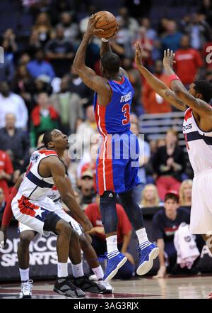 26. März 2012: Washington, DC, USA – Detroit Pistons Point Guard Rodney Stuckey (3) wirft einen Sprung über Washington Wizardsguard Jordan Crawford (15), links, und Wizards Guard Roger Mason (8), mit der Zeit im vierten Quartal im Verizon Center in Washington, D.C., Montag, 26. März 2012. Stuckey traf den Sieg, und die Pistons besiegten die Wizards, 79:77. (Kreditbild: © Chuck Myers/MCT/MCT/ZUMAPRESS.com) Stockfoto