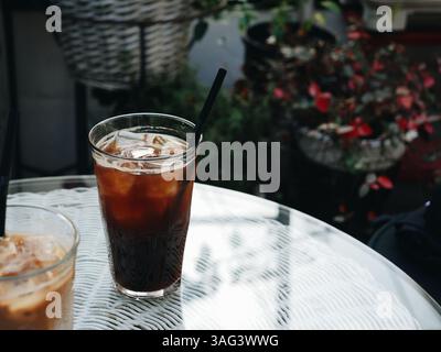 Eiskaltes Americano auf Tisch im Freien Stockfoto