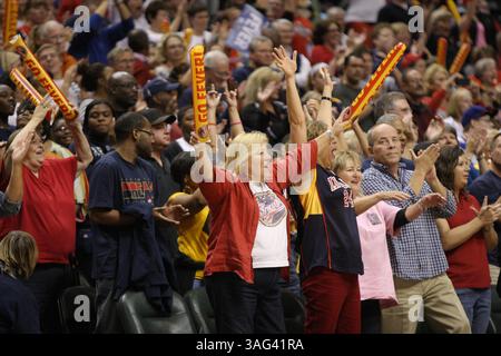 2. Oktober 2012 - Indianapolis, Indiana, USA - 02. Oktober 2012: Fans des Indiana Fever während eines Playoffs zwischen dem Atlanta Dream und dem Indiana Fever im Bankers Life Fieldhouse in Indianapolis, Indiana. Indiana besiegte Atlanta, um in Runde zwei der Playoffs 75–64 zu gelangen. (Bild: © Pat Lovell/Cal Sport Media/ZUMAPRESS.com) Stockfoto
