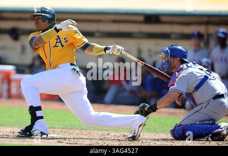 3. Oktober 2012 - Oakland, CA, USA - Yoenis Cespedes von Oakland Athletics (52) reißt am Mittwoch, den 3. Oktober 2012, im ersten Inning im O.Co Coliseum in Oakland, Kalifornien, eine Single gegen die Texas Rangers. (Abbildung: © Dan Honda/MCT/ZUMAPRESS.com) Stockfoto