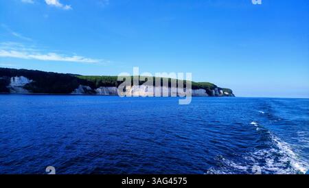 Malerischer Blick auf die weißen Kreidefelsen im Nationalpark Jasmund auf der Insel Rügen, Deutschland, mit tiefblauem Wasser der Ostsee unter klarem Sommerhimmel. Stockfoto