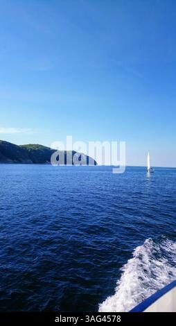 Segelboot In Der Nähe Der Chalk Cliffs, Insel Rügen, Deutschland Stockfoto