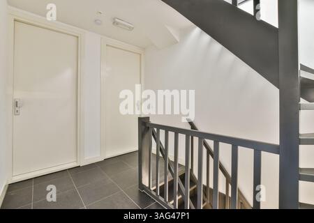 Ein schlanker und minimalistischer Blick auf ein modernes Treppenhaus mit klaren Linien und einer modernen Ästhetik, ideal für die Innenarchitektur. Stockfoto