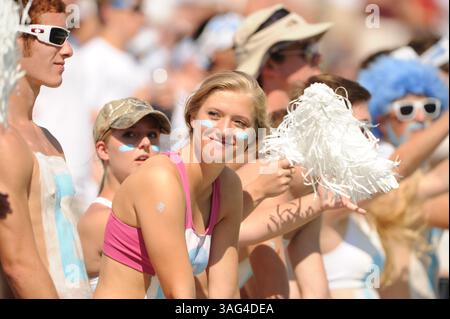 6. Oktober 2012 - Chapel Hill, NC, USA - 06. Oktober 2012: UNC-Fans während des NCAA-Fußballspiels zwischen den North Carolina Tar Heels und den Virginia Tech Hokies im Kenan Memorial Stadium, Chapel Hill, NC. (Bild: © Evan Pike/Cal Sport Media/ZUMAPRESS.com) Stockfoto
