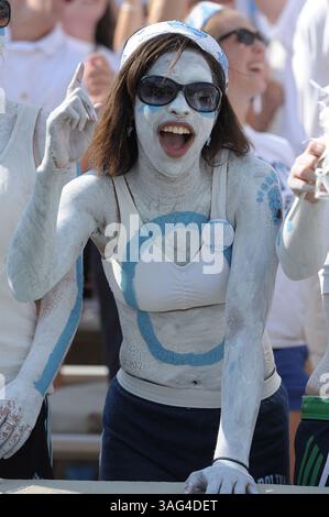 6. Oktober 2012 - Chapel Hill, NC, USA - 06. Oktober 2012: UNC-Fans während des NCAA-Fußballspiels zwischen den North Carolina Tar Heels und den Virginia Tech Hokies im Kenan Memorial Stadium, Chapel Hill, NC. (Bild: © Evan Pike/Cal Sport Media/ZUMAPRESS.com) Stockfoto