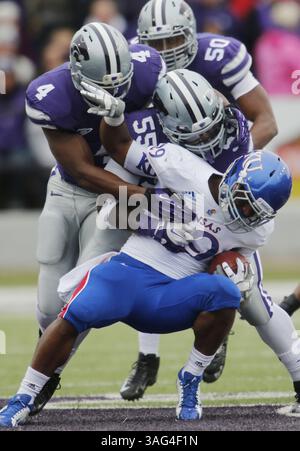 6. Oktober 2012 – Manhattan, KS, USA – Kansas Running Back James Sims (29) trifft am Samstag, den 6. Oktober 2012 in Manhattan, Kansas auf eine Mauer von Kansas State Defenders. K-State besiegte Kansas mit 56:16. (Kreditbild: © Bo Rader/MCT/ZUMAPRESS.com) Stockfoto