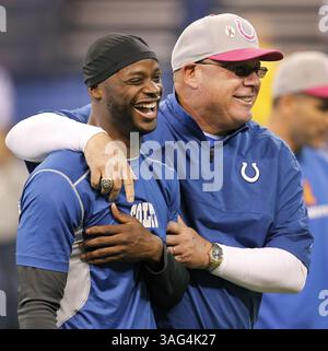 7. Oktober 2012: Indianapolis, IN, USA - der Haupttrainer der Colts, Bruce Arians, hängt vor dem Spiel mit Reggie Wayne (87) der Indianapolis Colts zusammen. Arians ersetzt den Cheftrainer der Indianapolis Colts Chuck Pagano, der gegen Leukämie kämpft. Die Colts bereiten sich darauf vor, die Green Bay Packers am Sonntag, den 7. Oktober 2012, in Indianapolis, Indiana, zu spielen. (Bild: © Sam Riche/MCT/ZUMAPRESS.com) Stockfoto