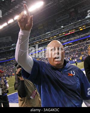 7. Oktober 2012: Indianapolis, IN, USA - der amtierende Cheftrainer Bruce Arians geht nach dem Sieg vom Feld. Arians ist Cheftrainer, da Chuck Pagano, Cheftrainer der Indianapolis Colts, mit Leukämie im Krankenhaus ist. Die Colts besiegten die Green Bay Packers 30-27 am Sonntag, den 7. Oktober 2012, in Indianapolis, Indiana. (Bild: © Sam Riche/MCT/ZUMAPRESS.com) Stockfoto