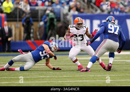 7. Oktober 2012: East Rutherford, New Jersey, USA: Cleveland Browns Running Back TRENT RICHARDSON (33) spielt mit dem Ball während des NFL-Fußballspiels zwischen den Cleveland Browns und den New York Giants. (Bild: © Tommy Gilligan/ZUMAPRESS.com) Stockfoto
