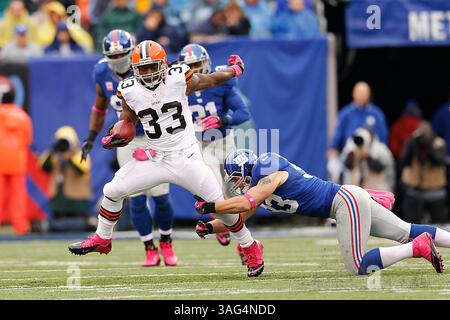 7. Oktober 2012: East Rutherford, New Jersey, USA: Cleveland Browns Running Back TRENT RICHARDSON (33) spielt mit dem Ball während des NFL-Fußballspiels zwischen den Cleveland Browns und den New York Giants. (Bild: © Tommy Gilligan/ZUMAPRESS.com) Stockfoto