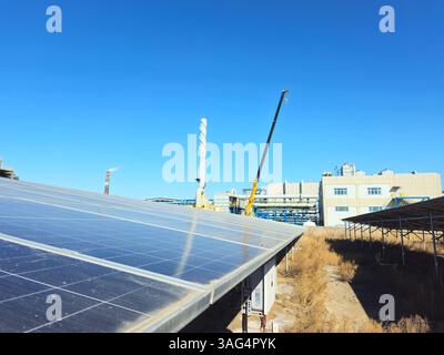Solar Carport Installation in der Nähe einer Chemieanlage – nachhaltige Energieintegration in der Industrie Stockfoto