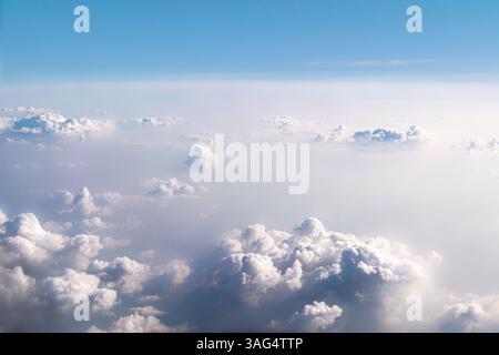 Hintergrund schöne weiße dramatische Wolken in einem blauen Himmel. Draufsicht aus einem Flugzeug. Fantastisch schöner, fabelhafter Blick auf den Himmel Stockfoto