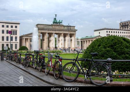 Blick auf das berühmte Brandenburger Tor in Berlin in Deutschland. Es war ein Symbol des Kalten Krieges. Stockfoto