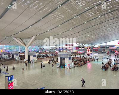 Innenraum des Shenzhen North Railway Station – moderner Hochgeschwindigkeitsbahnknotenpunkt in China, Shenzhen, Guangdong, China Stockfoto