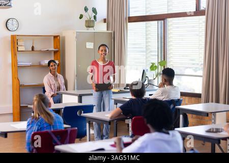In der Schule präsentierte die Schülerin das Projekt den Klassenkameraden im Klassenzimmer, indische Lehrerin beobachtete Stockfoto