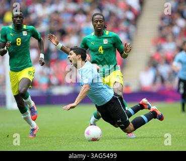 Senegals Abdoulaye Ba wird bei Luis Suarez, London 2012 Olympische Spiele, Senegal gegen Uruguay, Wembley Stadium, London, 29. Juli 2012, abgeschickt. Bild David Klein/SPORTIMAGE. (Kreditbild: © David Klein/Cal Sport Media/ZUMAPRESS.com) Stockfoto