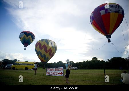 29. Juli 2012 – Readington, New Jersey, USA – Heißluftballons begeisterten Tausende von Besuchern beim New Jersey Festival of Ballooning, einer der größten Heißluftballonveranstaltungen des Landes mit Hunderten von Ballons in verschiedenen Formen und Farben. (Kreditbild: © Charles Mostoller/ZUMAPRESS.com) Stockfoto
