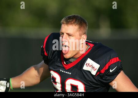 JUL 30 2012: Houston Texans Defensive End J.J. Watt #99 macht sich während des Trainingslagers der Houston Texans vom Methodist Training Center im Reliant Stadium in Houston, Texas, ein Gesicht zu den Fans. (Bild: © Erik Williams/Cal Sport Media/ZUMAPRESS.com) Stockfoto
