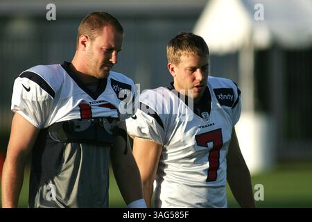 JULI 30 2012: Houston Texans Quarterback T.J. Yates #13 (links) und Houston Quarterback Fall Keenum #7 sprechen vor Houston Texans Trainingscamp vom Methodist Training Center im Reliant Stadium in Houston, Texas. (Bild: © Erik Williams/Cal Sport Media/ZUMAPRESS.com) Stockfoto