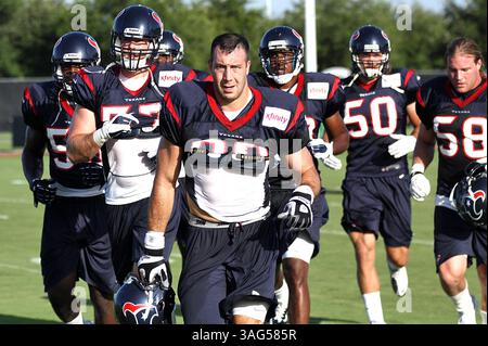 JULI 30 2012: Houston Texans Linebacker Connor Barwin #98 führt Defensivspieler während des Trainingslagers der Houston Texans vom Methodist Training Center im Reliant Stadium in Houston, Texas, an. (Bild: © Erik Williams/Cal Sport Media/ZUMAPRESS.com) Stockfoto