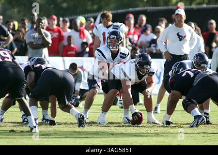 JUL 30 2012: Der Quarterback T.J. Yates #13 von Houston Texans ruft im Methodist Training Center im Reliant Stadium in Houston, Texas, aus. (Bild: © Erik Williams/Cal Sport Media/ZUMAPRESS.com) Stockfoto