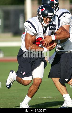 JULI 30 2012: Houston Texans Running Back Jonathan Grimes #43 übernimmt die Übergabe während des Houston Texans Trainingscamps vom Methodist Training Center im Reliant Stadium in Houston, Texas. (Bild: © Erik Williams/Cal Sport Media/ZUMAPRESS.com) Stockfoto