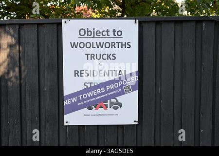 Schild gegen die Entwicklung, das gegen den Bau eines lokalen Woolworths Supermarktes und Wohnturms an einem Holzzaun gerichtet ist Stockfoto