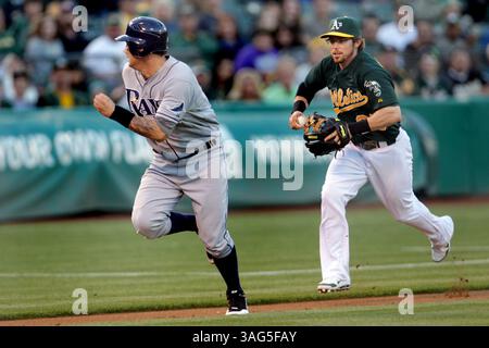 31. Juli 2012 – Oakland, CA, USA – Eric Sogard jagt den Tampa Bay Rays Jose Lobaton, der am Dienstag, den 31. Juli 2012 im dritten Inning im O.Co Coliseum in Oakland, Kalifornien, nach links. (Bild: © Ray Chavez/Oakland Tribune/MCT/ZUMAPRESS.com) Stockfoto