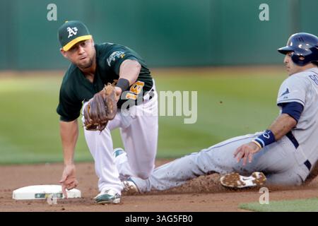 31. Juli 2012 – Oakland, CA, USA – Brandon Hicks (18) der Oakland Athletics (18) zieht sich einen Sprung, als Sean Rodriguez der Tampa Bay Rays am Dienstag, den 31. Juli 2012 die zweite Basis im zweiten Inning im O.Co Coliseum in Oakland, Kalifornien, stiehlt. (Bild: © Ray Chavez/Oakland Tribune/MCT/ZUMAPRESS.com) Stockfoto