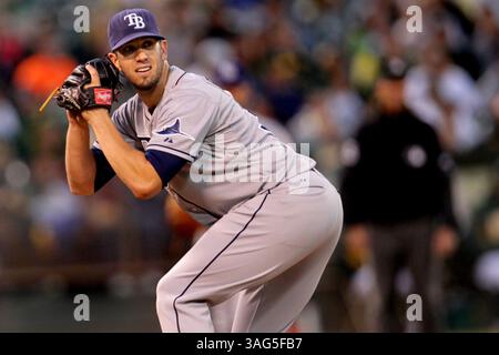 31. Juli 2012 – Oakland, CA, USA – der Tampa Bay Rays Starting Pitcher James Shields beobachtet die Jemile Weeks der Oakland Athletics, während er sich am Dienstag, den 31. Juli 2012, auf Yoenis Cespedes im vierten Inning im O.Co Coliseum in Oakland, Kalifornien vorbereitet. (Bild: © Ray Chavez/Oakland Tribune/MCT/ZUMAPRESS.com) Stockfoto