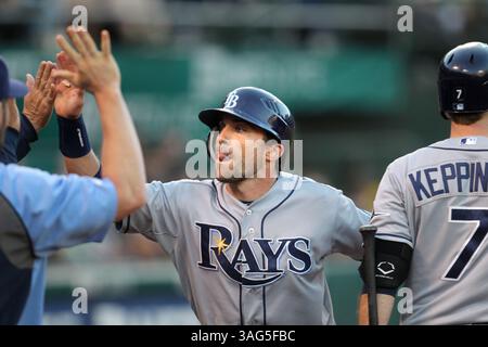 31. Juli 2012: Oakland, CA, USA – Sam Fuld der Tampa Bay Rays wird am Dienstag, den 31. Juli 2012, in Oakland, Kalifornien, im Dugout begrüßt, nachdem er bei B.J. Uptons RBI Single gegen die Oakland Athletics im dritten Inning im O.Co Coliseum in Oakland, Kalifornien, einen Treffer erzielt hatte. (Bild: © Ray Chavez/Oakland Tribune/MCT/ZUMAPRESS.com) Stockfoto