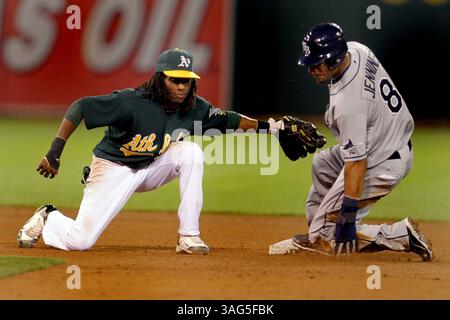 31. Juli 2012 - Oakland, CA, USA - Desmond Jennings (8) der Tampa Bay Rays stiehlt am Dienstag, den 31. Juli 2012, die zweite Basis vor dem Tag grom the Oakland Athletics' Jemile Weeks im sechsten Inning im O.Co Coliseum in Oakland, Kalifornien. (Bild: © Ray Chavez/Oakland Tribune/MCT/ZUMAPRESS.com) Stockfoto
