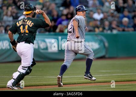 31. Juli 2012: Oakland, CA, USA – Oakland Athletics Catcher George Kottaras (14) jagt den Tampa Bay Rays Jose Lobaton (21) im dritten Inning im O.Co Coliseum in Oakland, Kalifornien, am Dienstag, den 31. Juli 2012. (Bild: © Ray Chavez/Oakland Tribune/MCT/ZUMAPRESS.com) Stockfoto