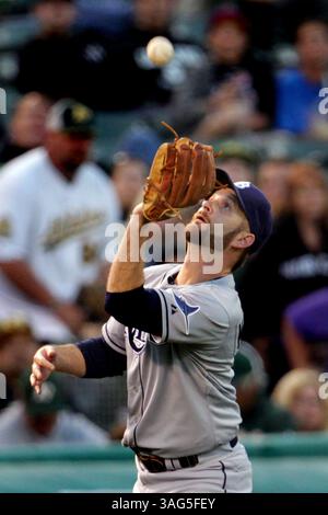 31. Juli 2012 - Oakland, CA, USA - Jeff Keppinger der Tampa Bay Rays holt am Dienstag, den 31. Juli 2012, im vierten Inning im O.Co Coliseum in Oakland, Kalifornien, einen Auftritt von Josh Reddick aus den Oakland Athletics. (Bild: © Ray Chavez/Oakland Tribune/MCT/ZUMAPRESS.com) Stockfoto