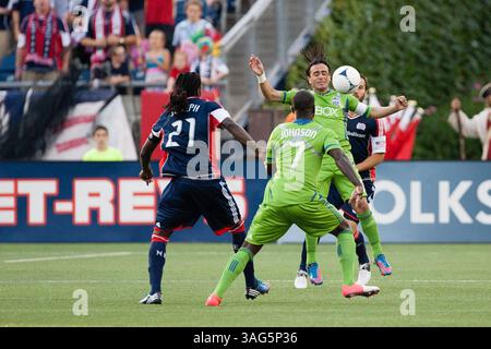 30. Juni 2012: Foxborough, Massachusetts, USA S - der Mittelfeldspieler Mauro Rosales (10) von Seattle Sounders FC blockiert einen Pass des Mittelfeldspielers Shalrie Joseph (21) der New England Revolution in der ersten Spielhälfte im Gillette Stadium Foxborough, Massachusetts. Signalgeber führen die Umdrehungen 2 - 1 am Ende der ersten Hälfte. (Kreditbild: © Mark Box/ZUMAPRESS.com) Stockfoto