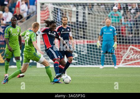 30. Juni 2012: Foxborough, Massachusetts, USA S - New England Revolution Mittelfeldspieler Shalrie Joseph (21) nimmt den Ball in der ersten Spielhälfte im Gillette Stadium Foxborough, Massachusetts, von Andy Rose (25) aus Seattle Sounders FC. Signalgeber führen die Umdrehungen 2 - 1 am Ende der ersten Hälfte. (Kreditbild: © Mark Box/ZUMAPRESS.com) Stockfoto