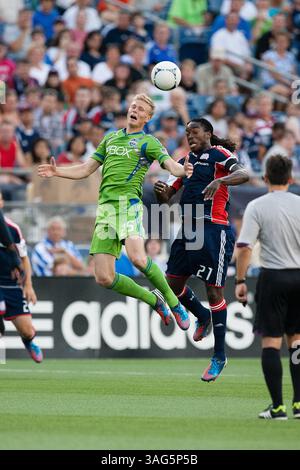 30. Juni 2012: Foxborough, Massachusetts, USA S - der Mittelfeldspieler Andy Rose (25) und der Mittelfeldspieler Shalrie Joseph (21) der New England Revolution springen zu Beginn der ersten Spielhälfte im Gillette Stadium Foxborough, Massachusetts. Signalgeber führen die Umdrehungen 2 - 1 am Ende der ersten Hälfte. (Kreditbild: © Mark Box/ZUMAPRESS.com) Stockfoto