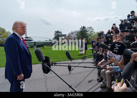 WASHINGTON DC, USA - 2. April 2025 - US-Präsident Donald Trump spricht vor der Presse, bevor er auf dem Südrasen des Weißen Hauses auf Marine One einsteigt Stockfoto