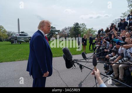 WASHINGTON DC, USA - 2. April 2025 - US-Präsident Donald Trump spricht vor der Presse, bevor er auf dem Südrasen des Weißen Hauses auf Marine One einsteigt Stockfoto