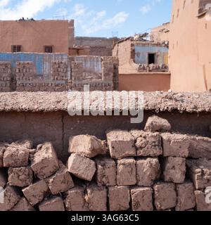 Das zerstörte Erdbeben beschädigte Tongebäude in der Garnisonsstadt Ouarzazate im subsaharischen Marokko Stockfoto