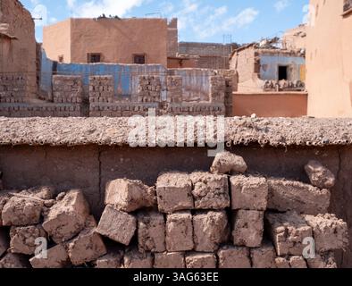 Das zerstörte Erdbeben beschädigte Tongebäude in der Garnisonsstadt Ouarzazate im subsaharischen Marokko Stockfoto