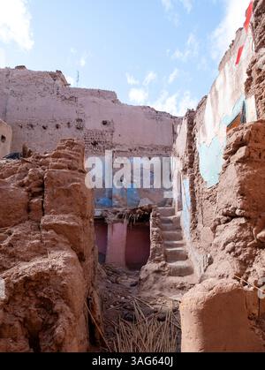 Das zerstörte Erdbeben beschädigte Tongebäude in der Garnisonsstadt Ouarzazate im subsaharischen Marokko Stockfoto