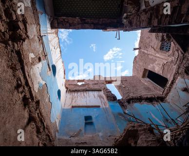 Das zerstörte Erdbeben beschädigte Tongebäude in der Garnisonsstadt Ouarzazate im subsaharischen Marokko Stockfoto