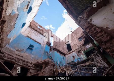 Das zerstörte Erdbeben beschädigte Tongebäude in der Garnisonsstadt Ouarzazate im subsaharischen Marokko Stockfoto