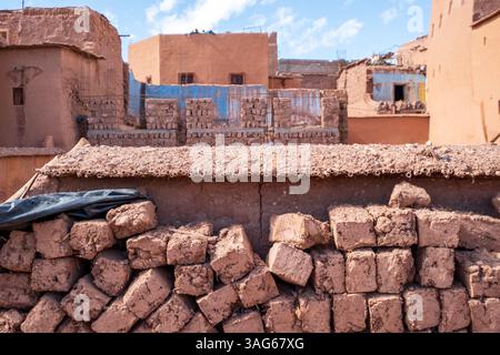 Das zerstörte Erdbeben beschädigte Tongebäude in der Garnisonsstadt Ouarzazate im subsaharischen Marokko Stockfoto