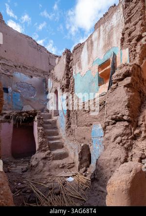 Das zerstörte Erdbeben beschädigte Tongebäude in der Garnisonsstadt Ouarzazate im subsaharischen Marokko Stockfoto