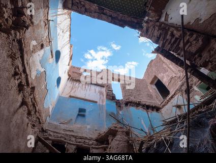 Das zerstörte Erdbeben beschädigte Tongebäude in der Garnisonsstadt Ouarzazate im subsaharischen Marokko Stockfoto